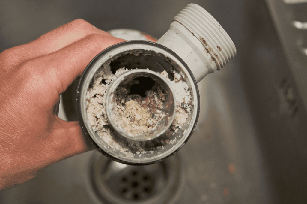 Warum ist der Wasserdruck in meinem Wasserhahn niedrig: Häufige Ursachen und Lösungen 7 clogged sink drain min optimized 1024x680 1