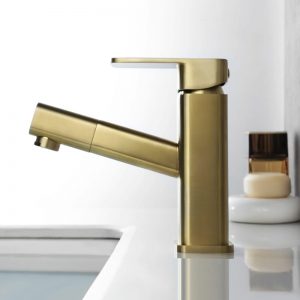 goldener Wasserhahn mit ausziehbarem Spray