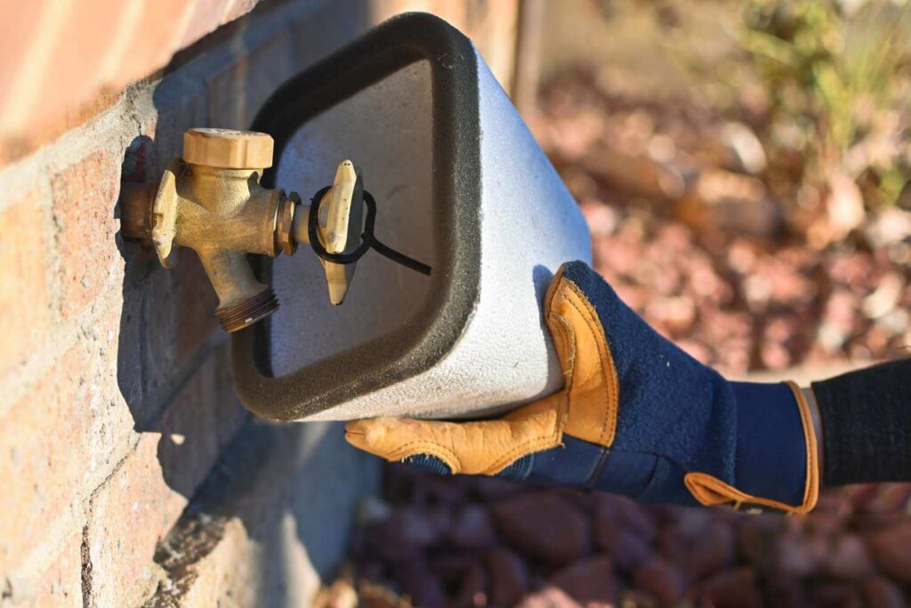 Eine Umfassende Anleitung Zur Installation Von Wasserhahn Abdeckungen Für Den Winter Arcora
