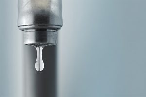 Wie repariert man niedrigen Wasserdruck in einem Wasserhahn?